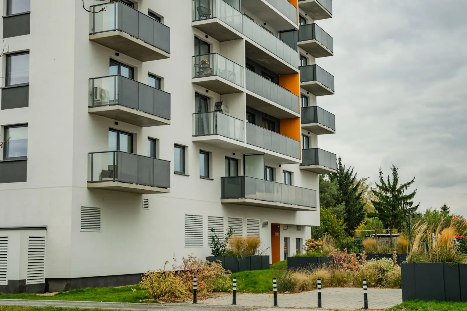 Imažem ida ne'ebé hatudu edifísiu negósiu modernu no gráfiku finanseiru, hanesan símbolu ba risku no oportunidade iha investi