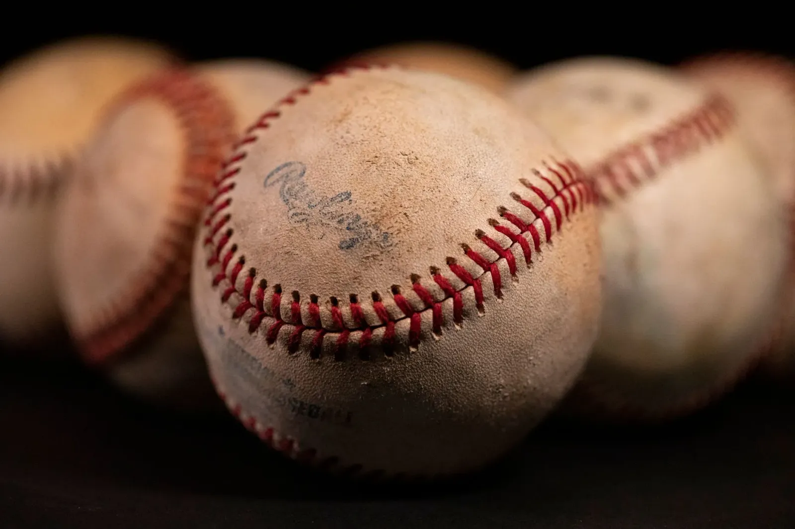 Max Scherzer, pitchér ida husi Toronto Blue Jays, iha kampu beisbol, hatudu nia rekorde históriku 3000 strikeouts.