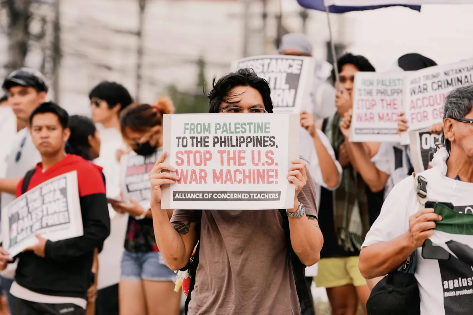 Imajen hatudu enkontru entre reprezentante negósiu no traballador sira iha sala reuniaun, ho dokomentu no bandeira Filipinas 