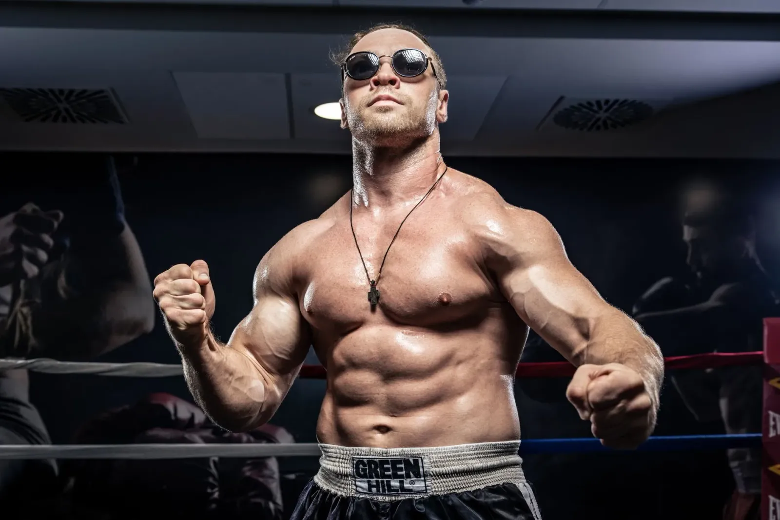 Imajen husi Tommy Fury no Eddie Hall iha face-off boxe ho isin ne'ebé treina, hanesan show bodybuilding, iha eventu promosaun