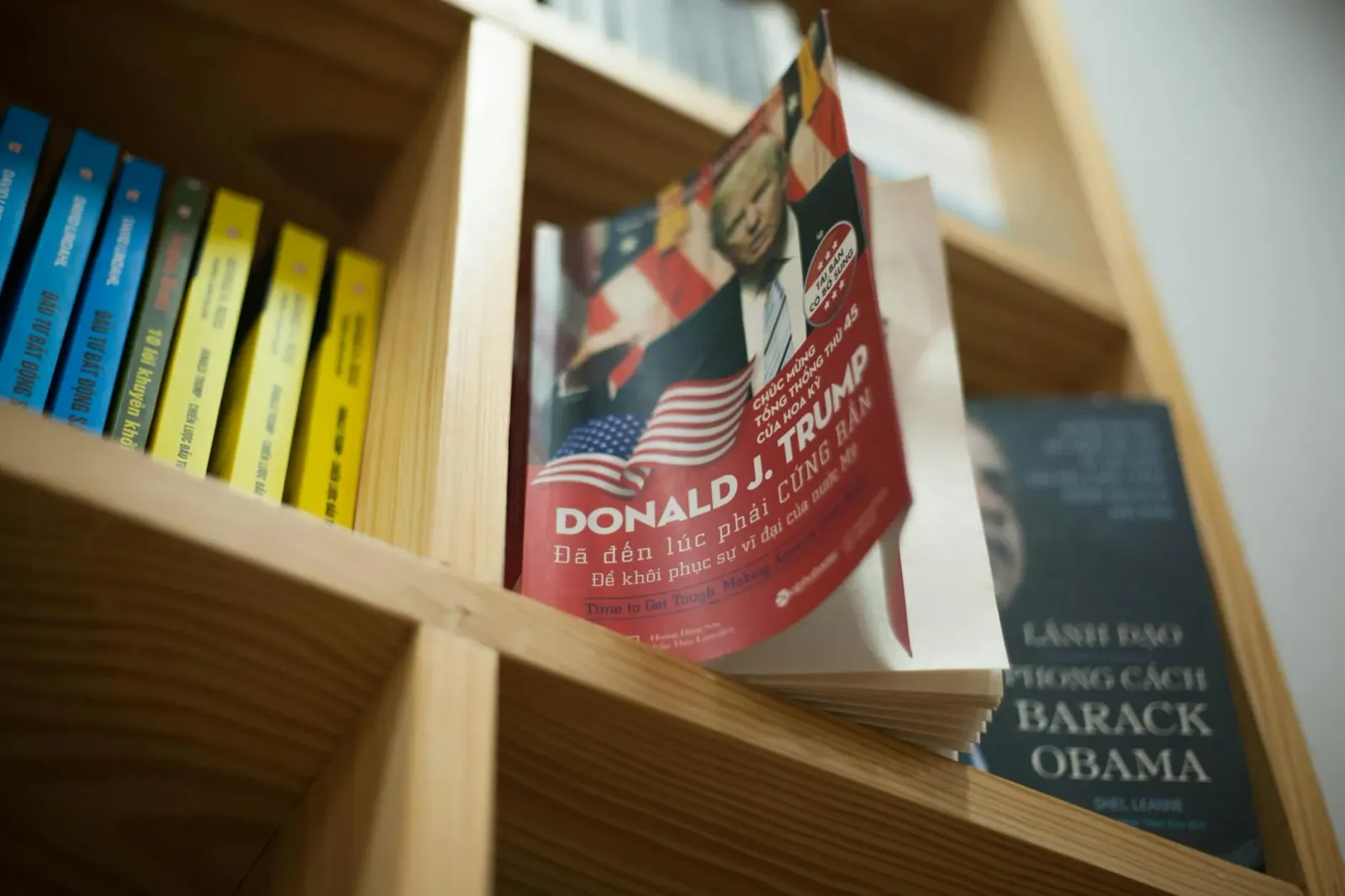 Imajen ida hatudu presidente EUA Donald Trump ho bandeira EUA no Irán iha fundu, hanesan simbolu negosiasaun diplomátika entr