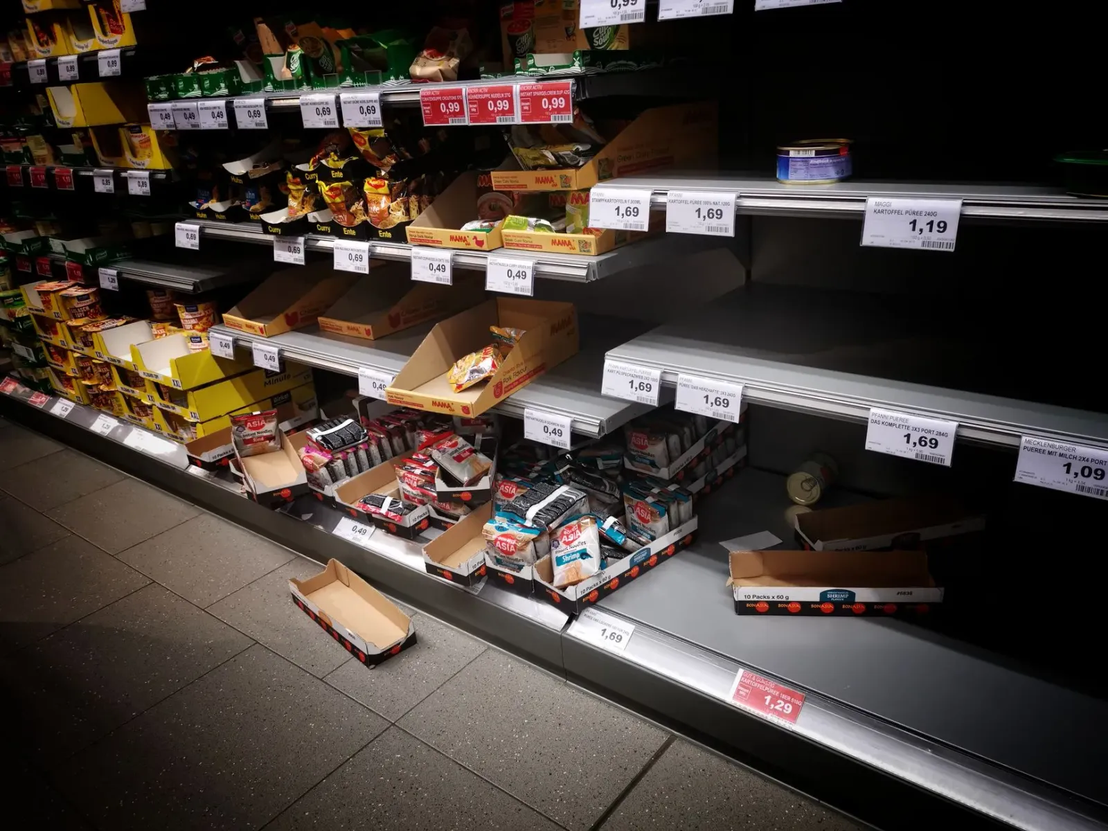 Imajen hatudu sasan nani hanesan sabão, detergente, pasta nehan, no mina han iha prateleira supermerkadu, ho etiketa prezu ne