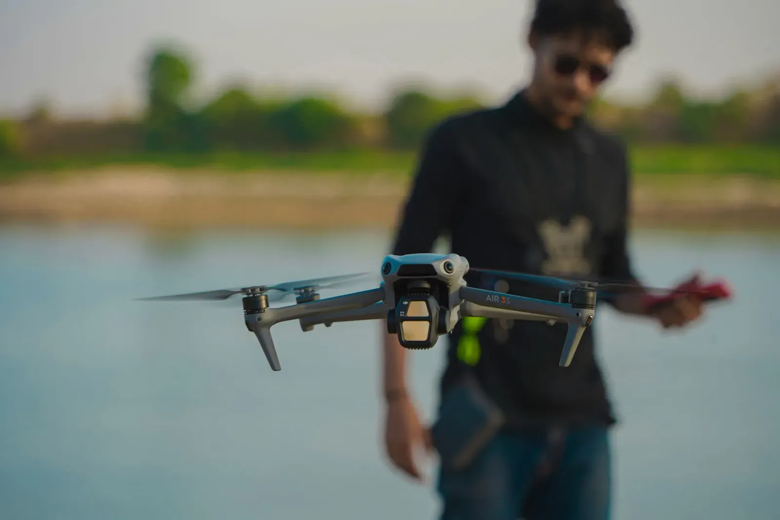 Drone submarinu ne'ebé uza iha misaun surveilánsia no defesa kabu submarinu, ho ilustrasaun teknolojia AI no kontrolu viza
