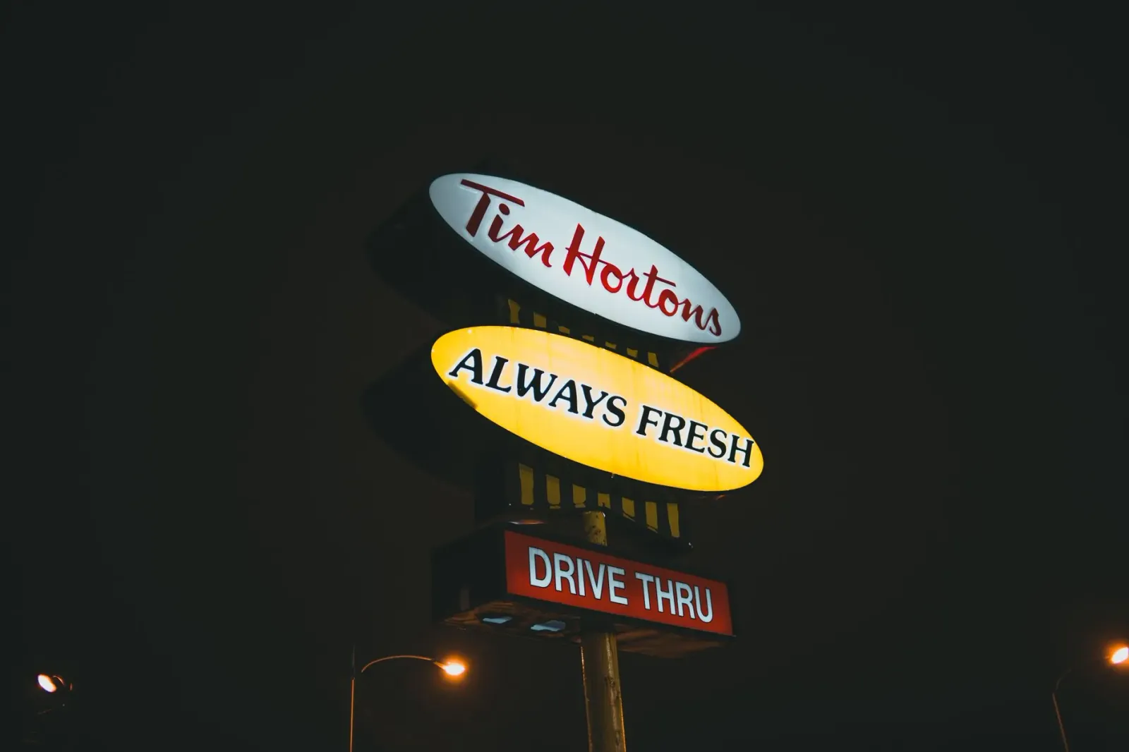 Anunsiu TV husi Tim Hortons iha Kanada, ho menu promos ne'ebé domina setór QSR, hatudu imajen kafé no pastel iha meja.