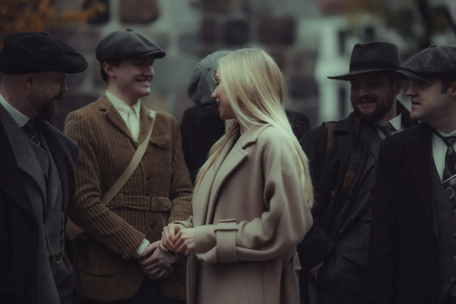 Imajen kombina hosi série Peaky Blinders, logu Brave Origin, no senador Nigeria lori spear iha Senate, hatudu ligasaun entre 