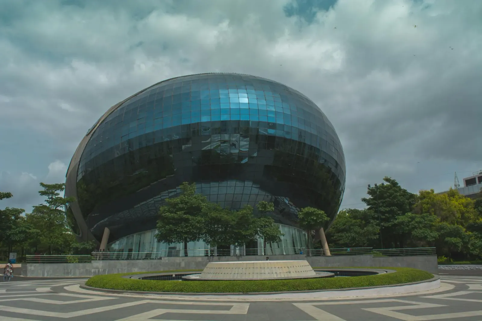 Edifísiu modernu husi klínika fertilidade Oval Fertility iha Hyderabad, Índia, ne'ebé hatudu teknolojia no atendimentu foun b