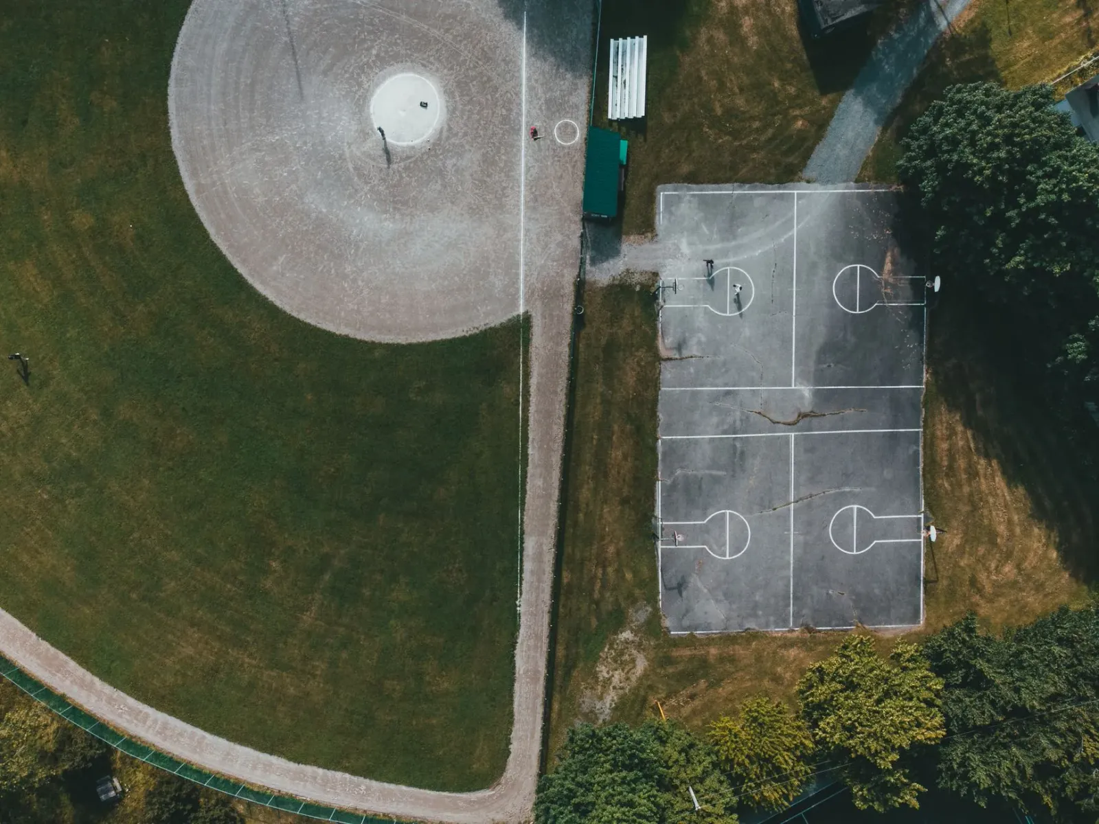 Foto ilustrativa husi fã desportu iha stadion durante partida, mosu ho atmosfera vibrante no energia, inklui jogadór no banda