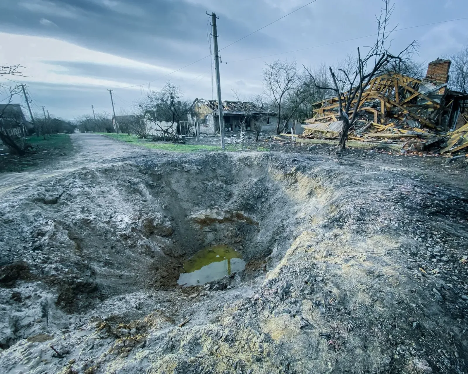 Imajen hatudu konsekuénsia ataque Ukraina nian iha Donetsk, ho ema sira koleita bee husi fonte alternativu no infraestrutura 