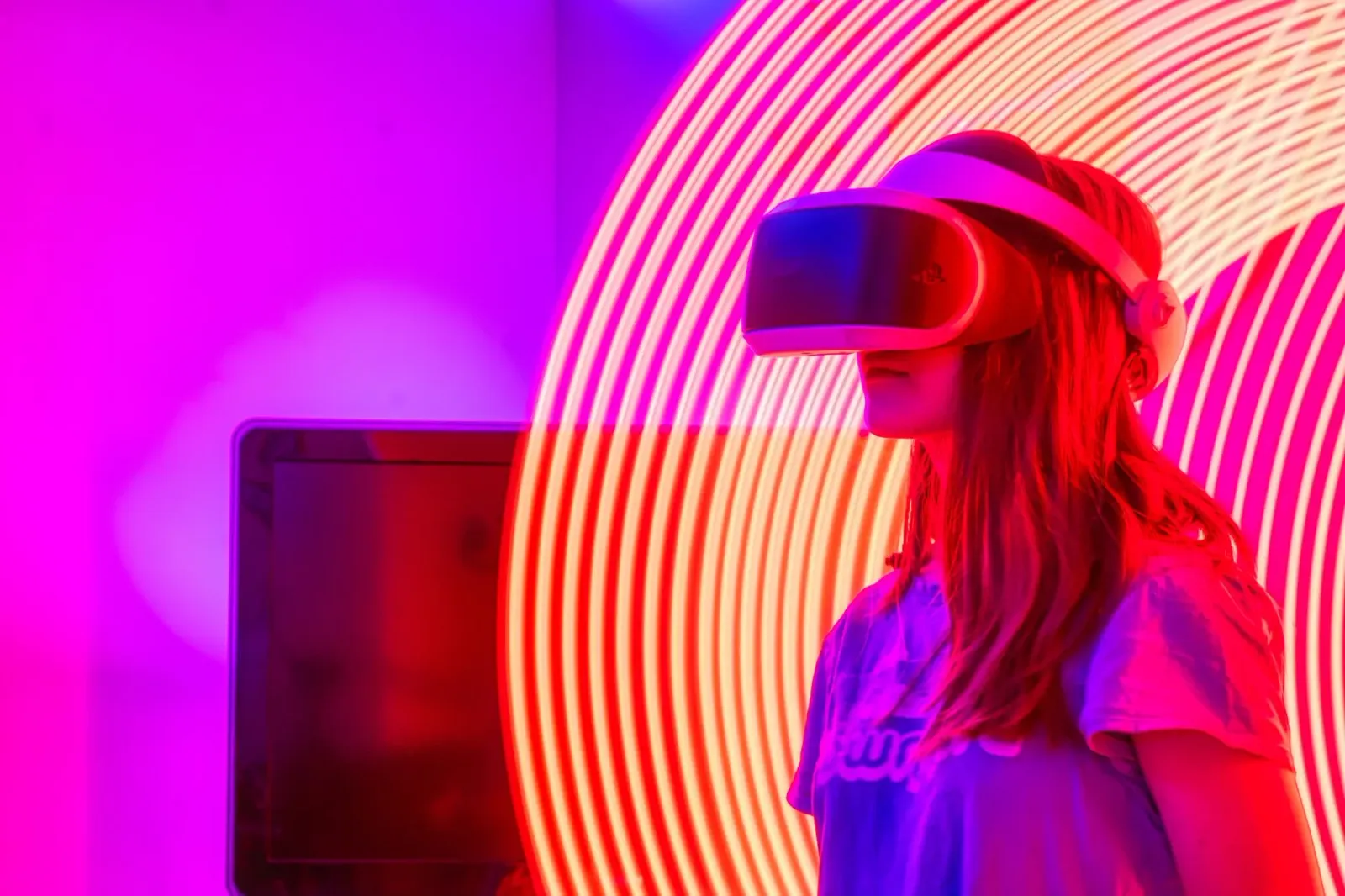 Imajen digital ne'ebé hatudu teknolojia futuristika, AI, no informasaun digital iha mundu ne'ebé muda