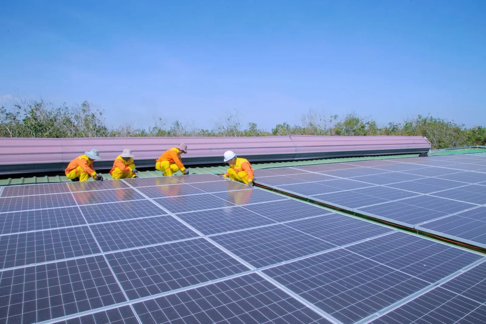 Imajen husi kompeténsia instalasaun painel solar Sungrow Master iha Makati, Filipinas, iha tinan 2026. Tékniku sira servisu h