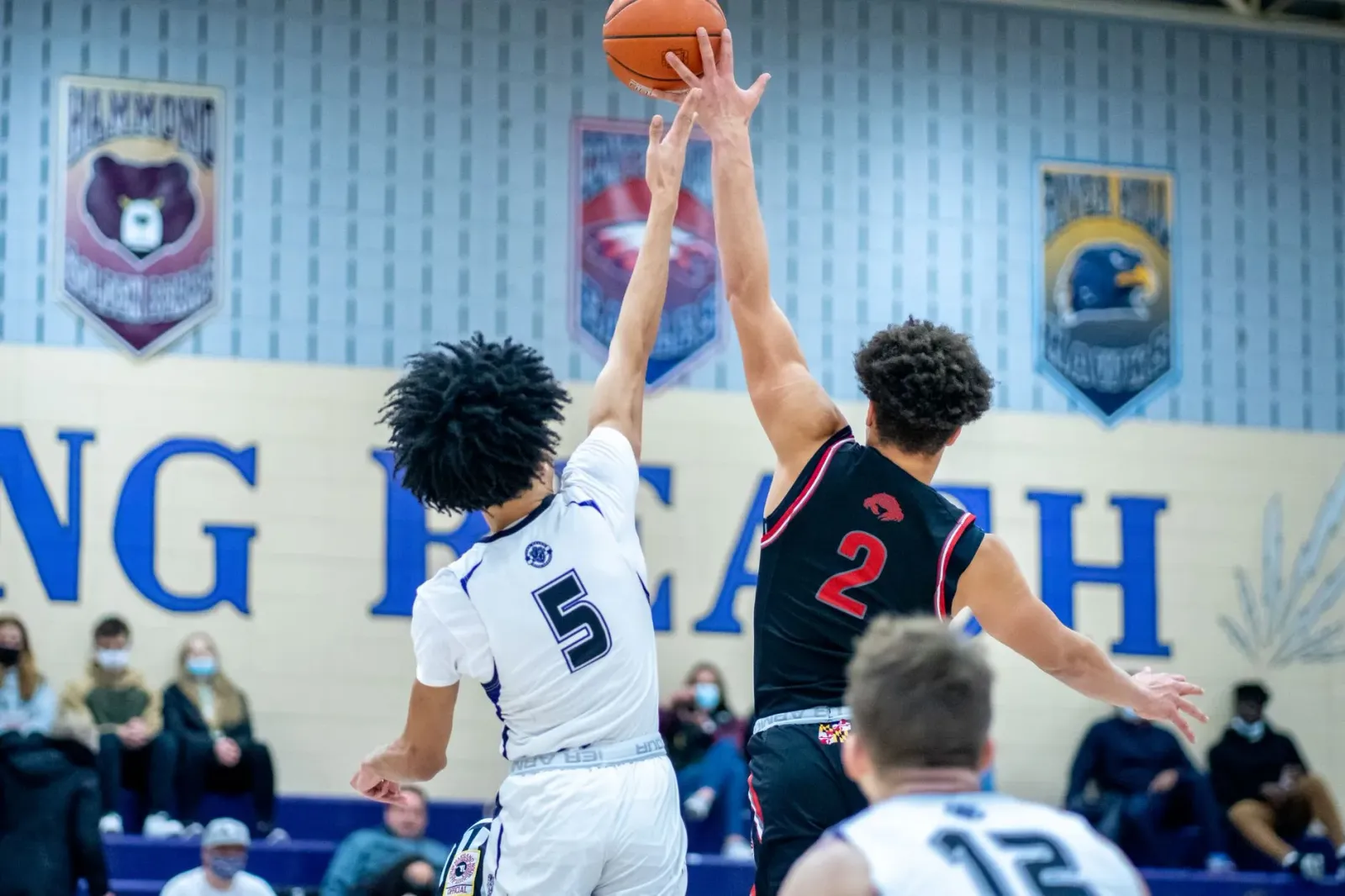 Imajen husi OG Anunoby halo tip-in iha jogu NBA, hatudu nia forsa no konsentrasaun durante momentu ne'ebé define jogu