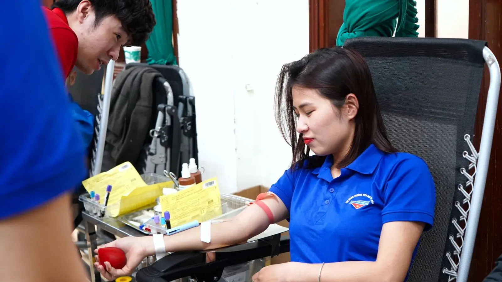 Ema doa sangue ho voluntáriu iha sentru saúde, hanesan sinal esperansa no solidariedade ba saúde públika