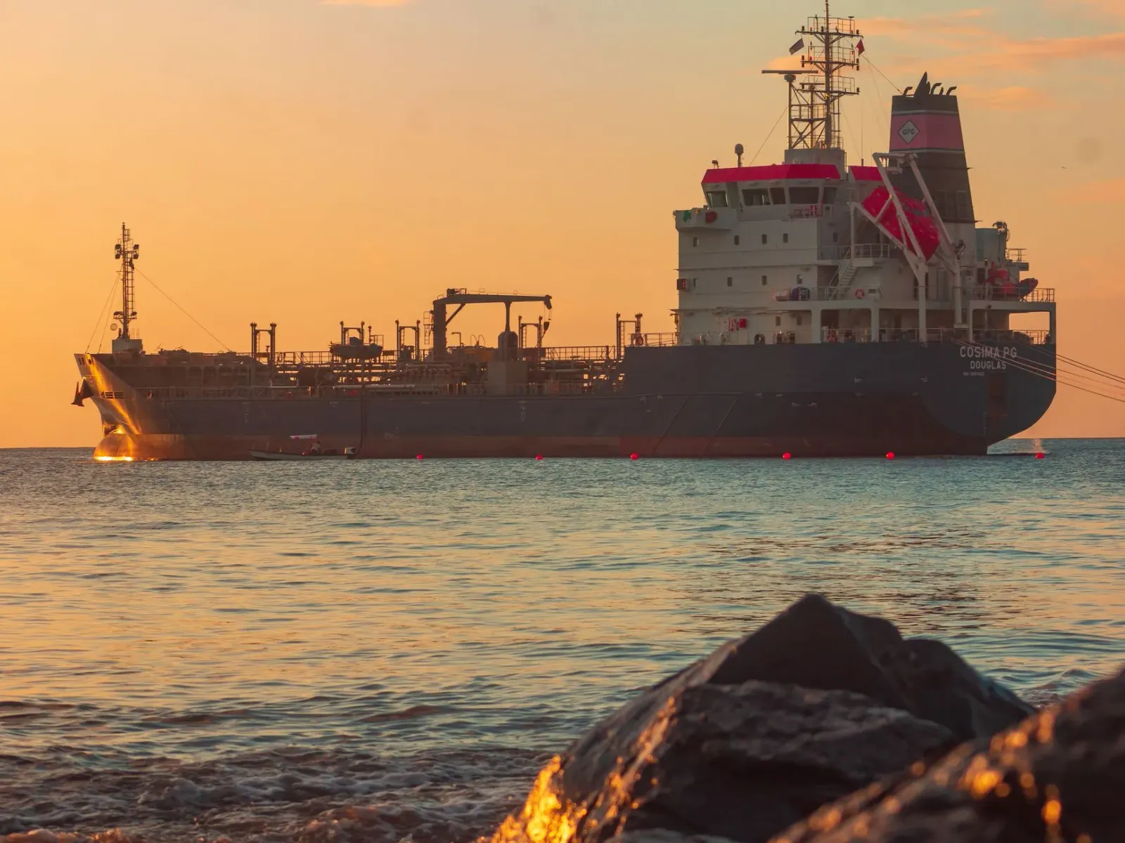 Ilustrasaun kona-ba ataque maritimu iha tasi Omã: tanker boot iha tasi laran ho forsa naval India no diplomatas koalia kona-b