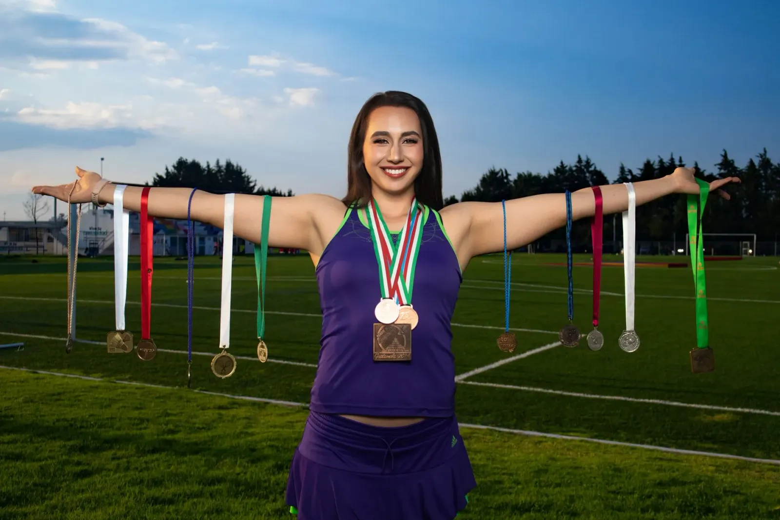 Atleta feto sira ho fiar an simu prémiu iha eventu Tenaris Female Athletes Awards Dinner, ho sorrisu no estátua prémiu iha li