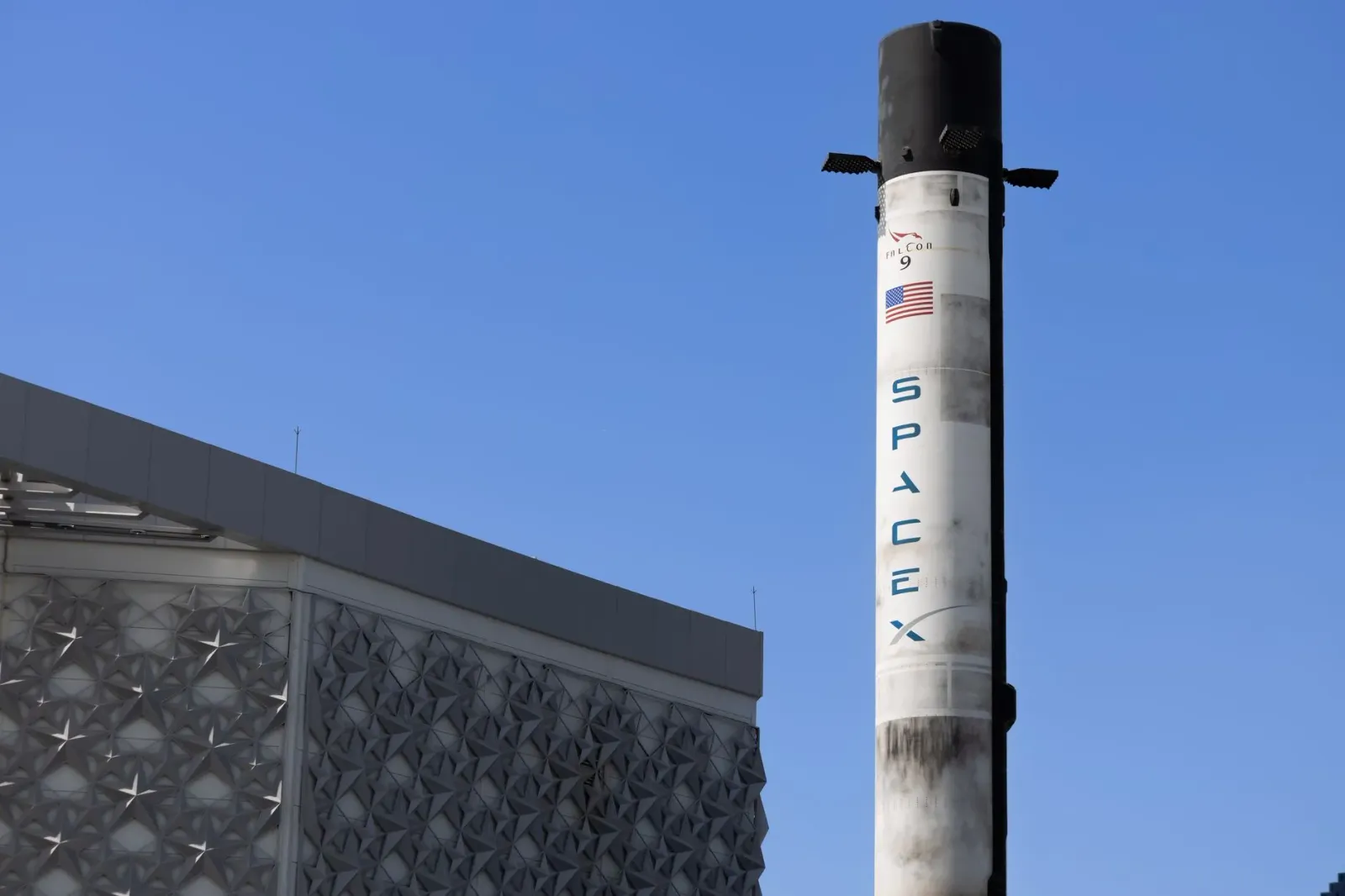 Foguete SpaceX lansa hela iha céu, ho nia luz boot no fumaça, simboliza inovasaun teknolojia no poder osan ne'ebé muda tiha m