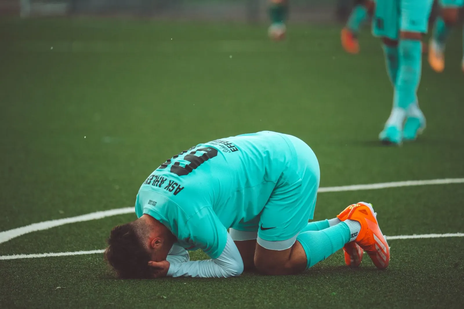 Imajen ida ne'ebé hatudu atleta ho ekspresaun konsentradu, iha kotuk nia familia apoiu nia, ho luz ne'ebé subar tiha realidad