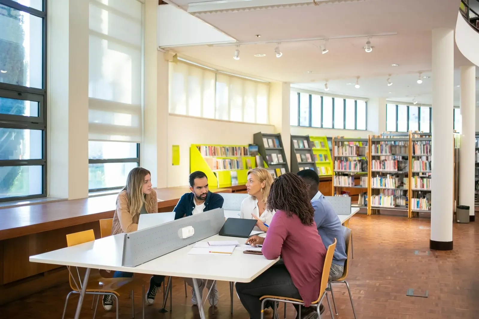 Imajen ida hatudu diskusaun panel kona-ba edukasaun superiór iha SMU Dallas, ho ema barak tuur no rona atu komprende mudansa 