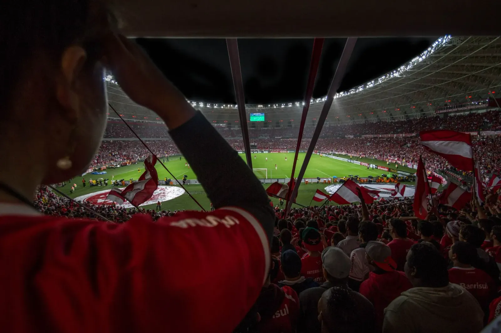 Imajen husi estadiu World Cup 2026 ne'ebé cheia ho fã sira, hatudu espetákulu boot no união liu husi futebol.