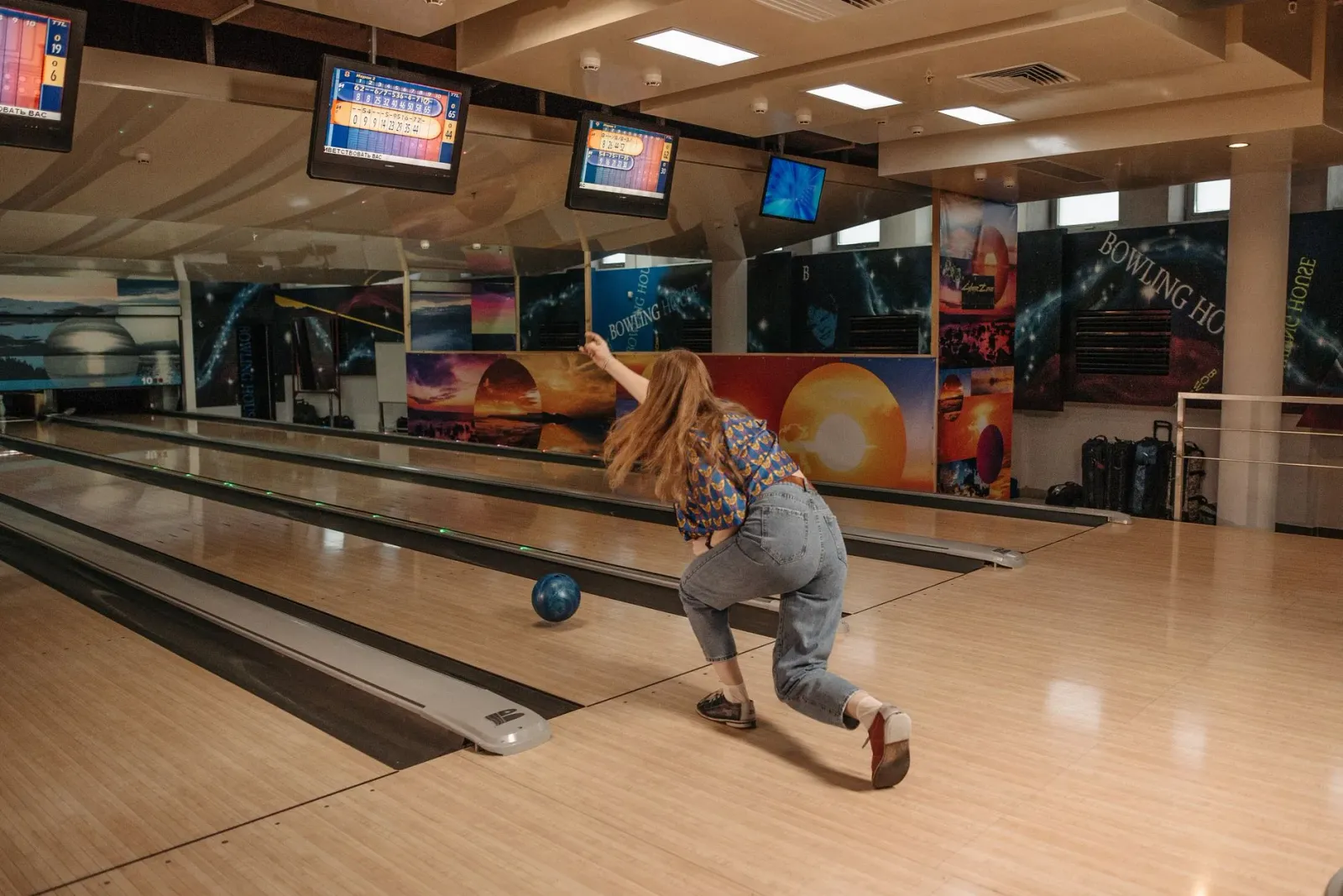 Máquina oil Kegel tau tiha lane oil iha pista bowling ho padrão espesífiku, hatudu tiha oinsá mina aplika tiha ho teknolojia 