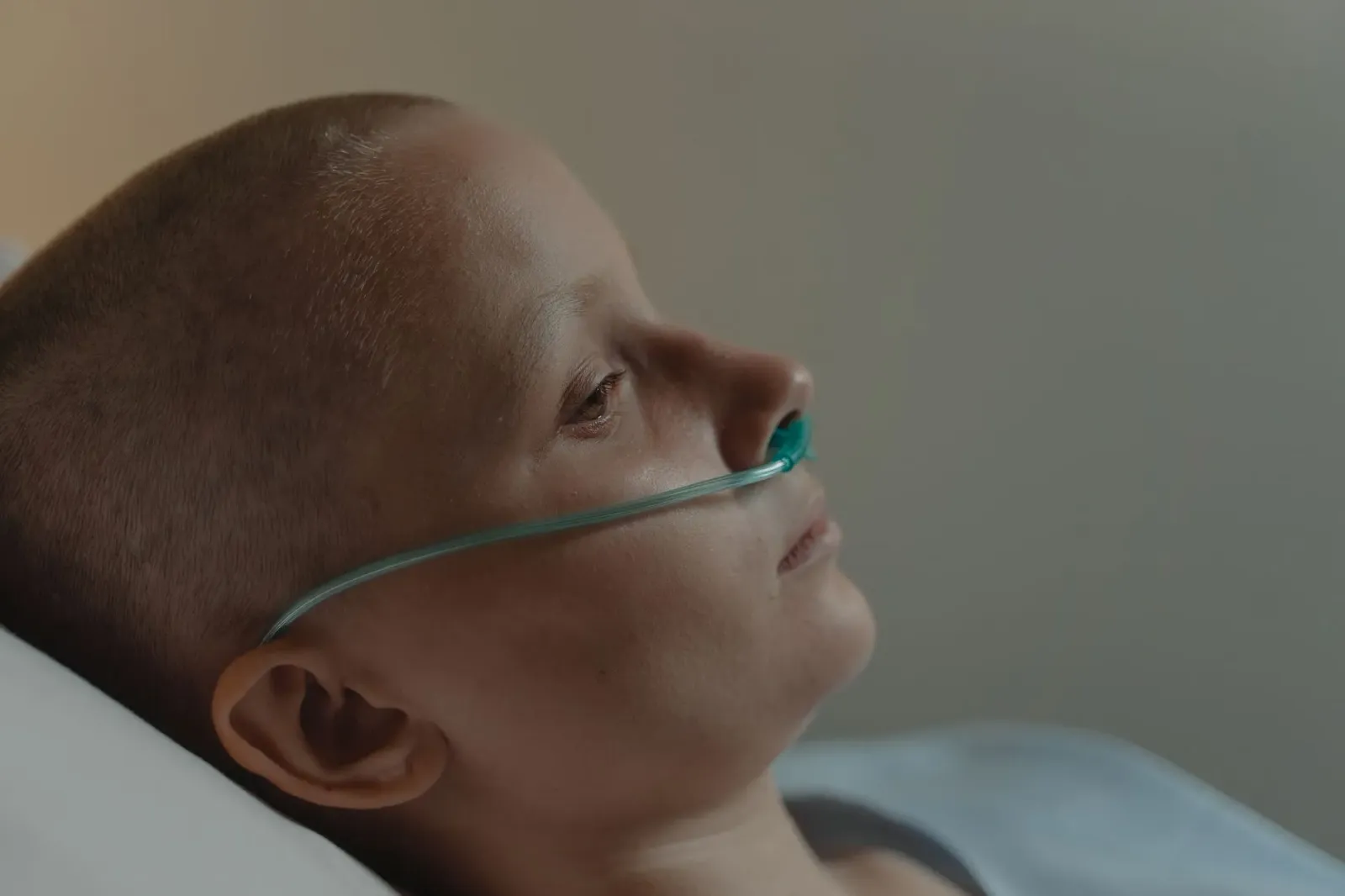 Imajen ida ne'ebé hatudu pasiente iha hospital ho falta fármaku kanser, no médiku sira halo konsulta. Sinaliza kríz saúde púb