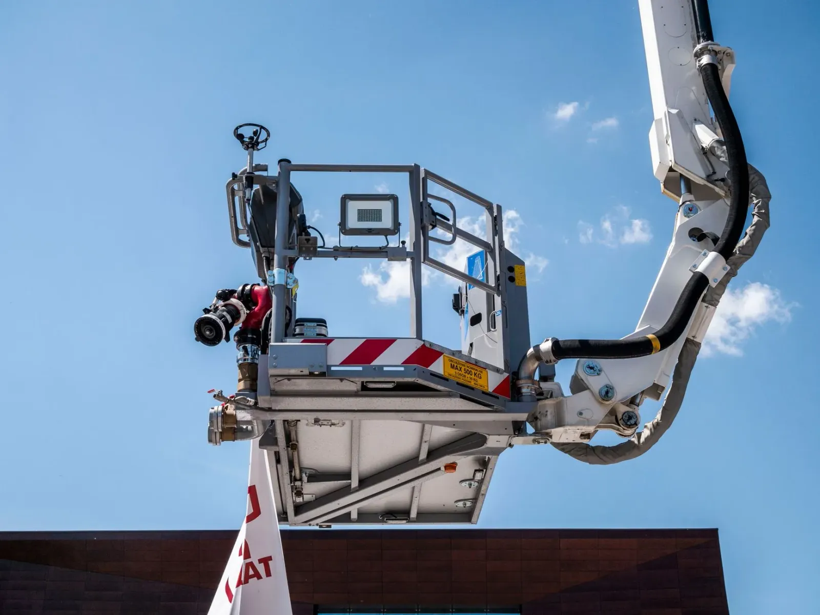 Drone kombate fogo iha área urbano, ho edifísiu aas no fumu, ilustrasaun teknolojia modernu ba salvamentu