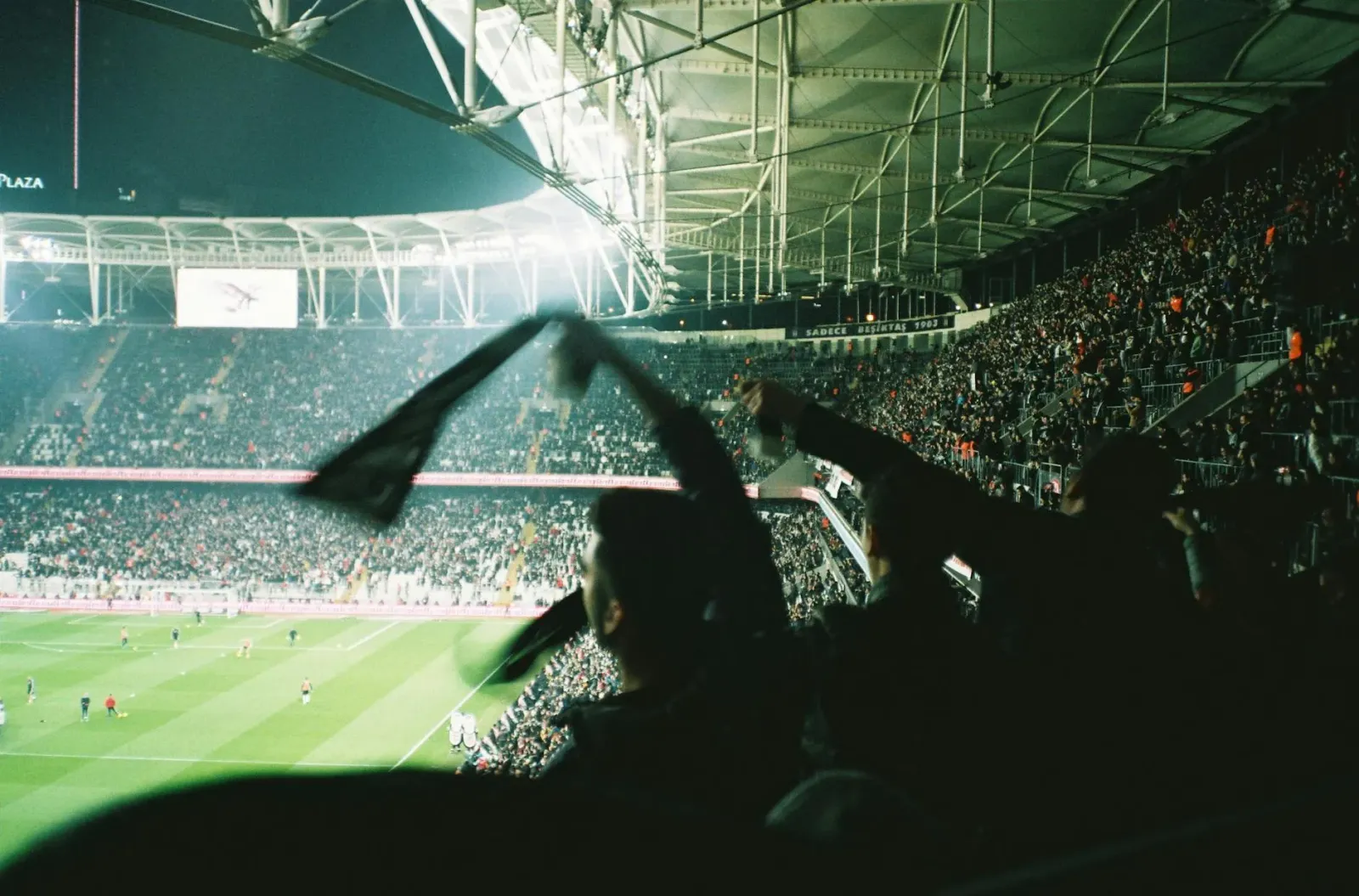 Imajen ida ne'ebé hatudu ema barak iha estadiu desportu, sira haklaken no hamonu tanba jogu futebol ida ne'ebé emocionante, h