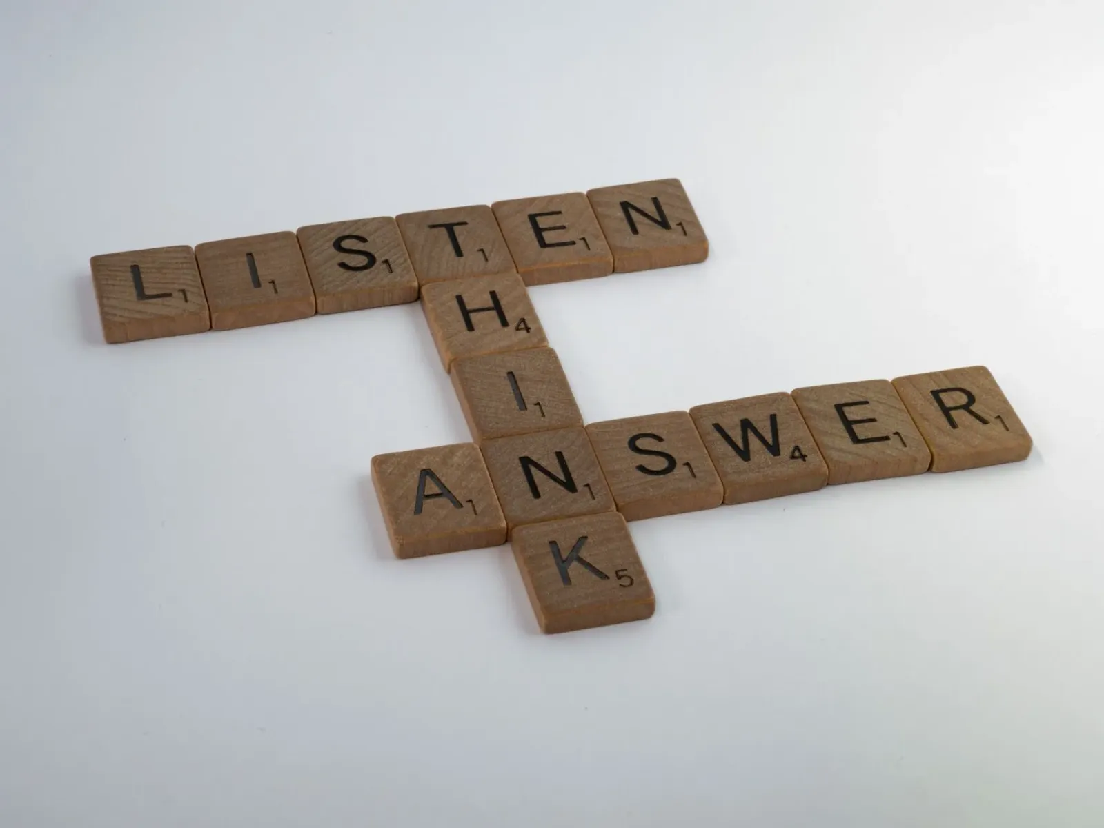 Ema ida tau liman iha telemovel nia letra atu resolve puzzle NYT Connections Sports Edition, ho nia letra sira hanesan naran 