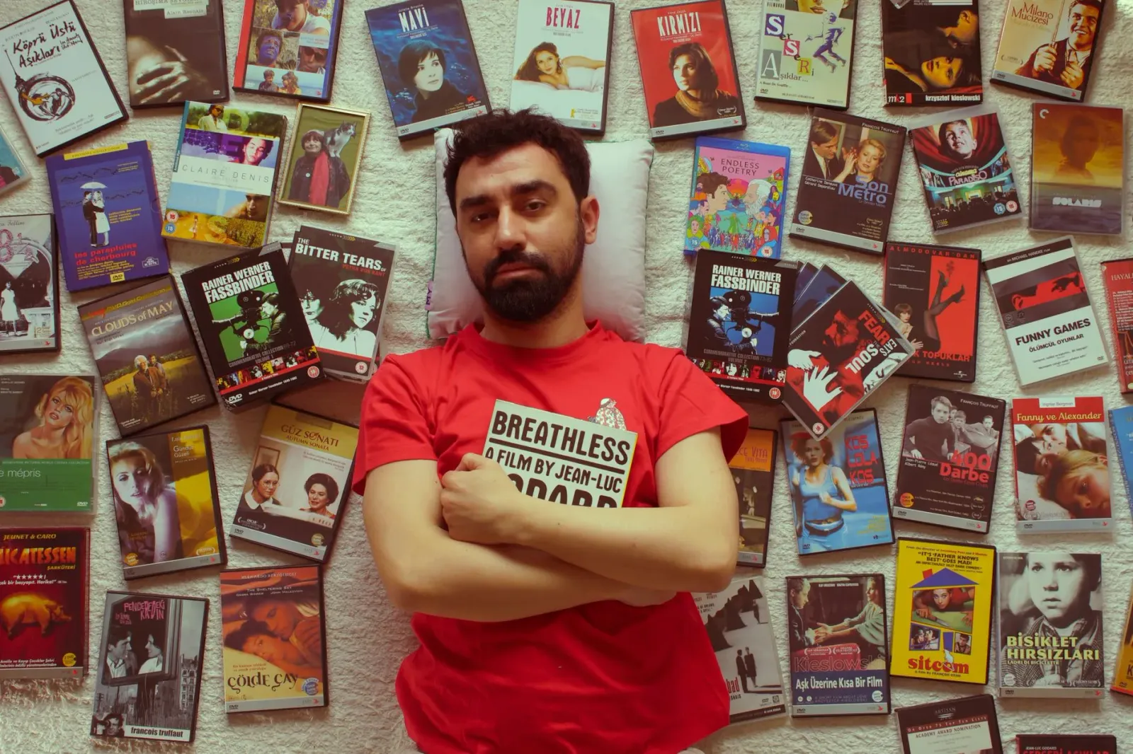 Ema nia lima kaer DVD 3 Idiots iha meja, ho livru Cinemas Forever iha sorin, hanesan sinal ba dadus DVD no bilheteria ne'ebé 