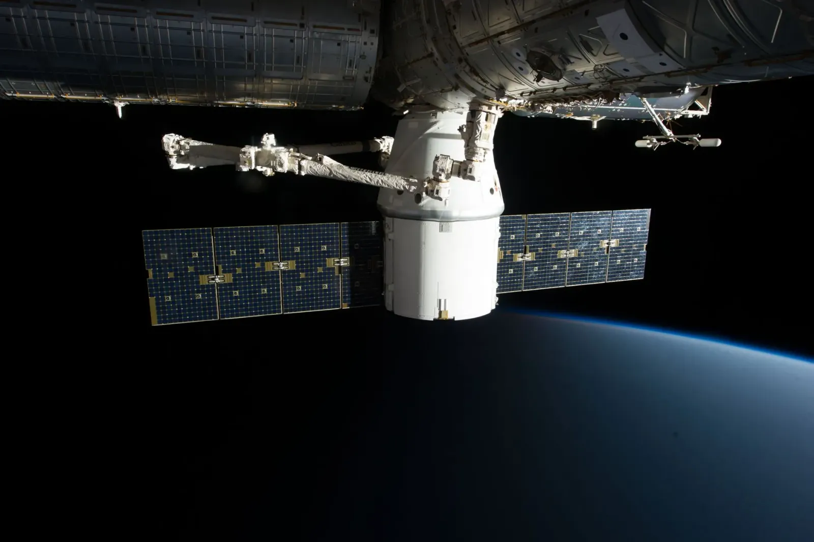 Imajen husi astronauta iha Estasaun Espasu Internasionál (ISS) halo servisu kuda ai-han iha laboratóriu espasu, ho planta sir