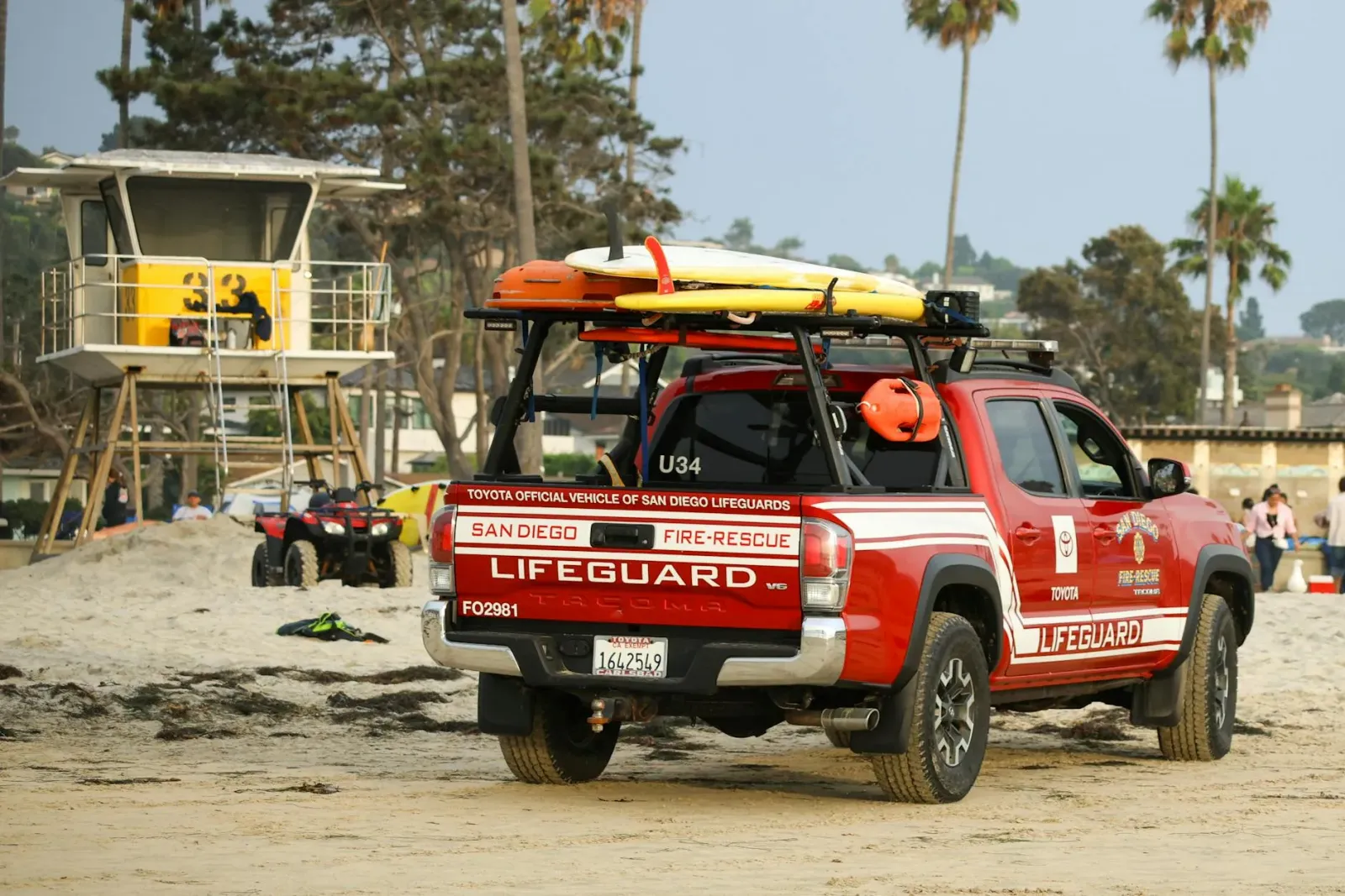 Bombeiru sira kombate hela ahi boot iha Ramona, San Diego County, besik State Route 67, ho fumaça boot iha lalehan