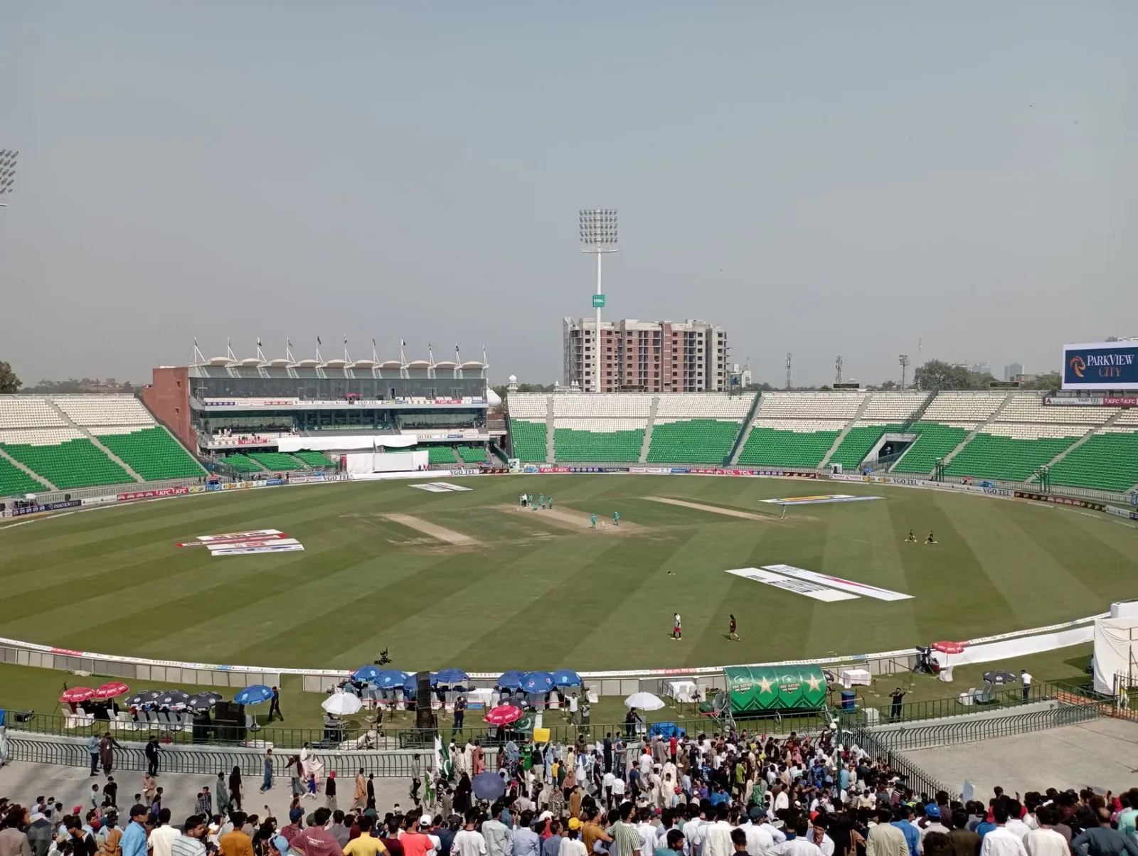 Imajen husi partida Women's T20 World Cup iha Edgbaston, ho jogadór feto sira jogando kriket ho bola no bastão, torcedor sira