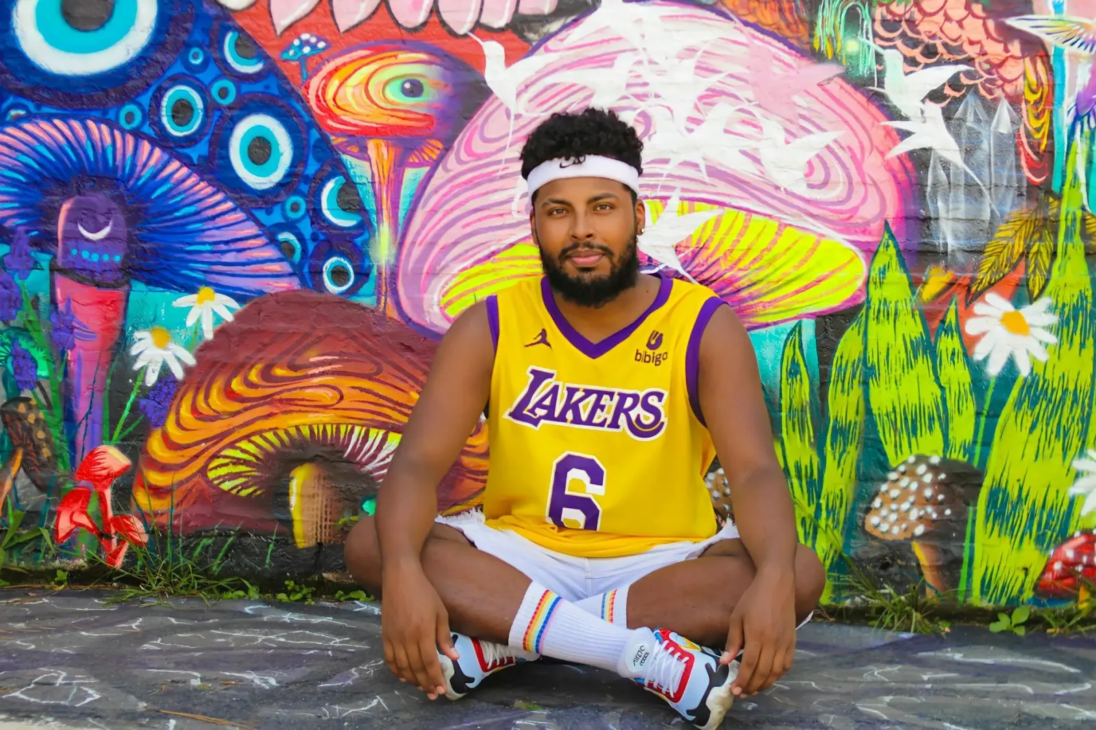 Ezekutivu NBA hamutuk ho ofisiais Lakers iha sala reuniaun, diskute mudansa pessoal, iha fundu logotipu Sixers no Lakers