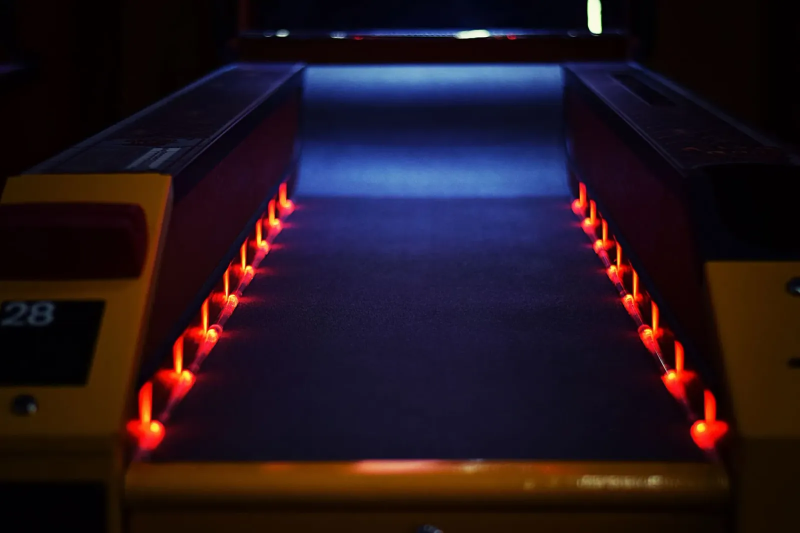 Mákina Kegel aplika lane oil ho padraun espesífiku iha lane bowling, hanesan inkjet printer boot ne'ebé tau mina ho presizu a
