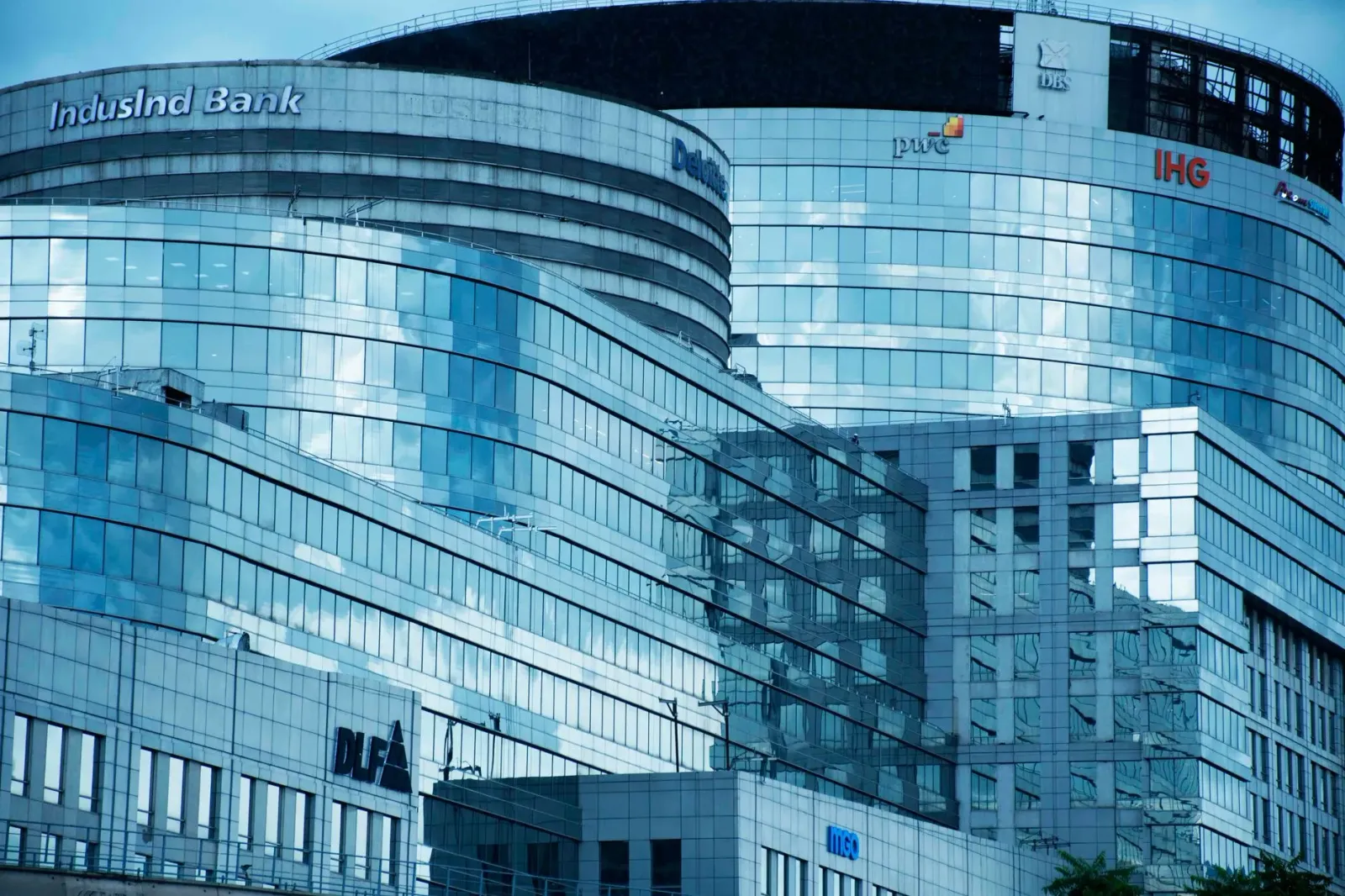 Edifísiu SEBI iha India ne'ebé sai hanesan símbolu regulamentu finanseiru forte no seguransa ba investidor sira.