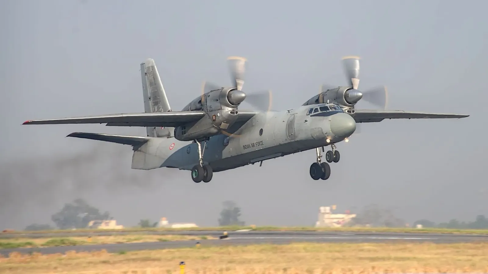 Krash aeronave AN-32 iha Jorhat, Assam, ho bombeiro sira servisu iha fatin krash, hatudu tristeza no seriedade situasaun