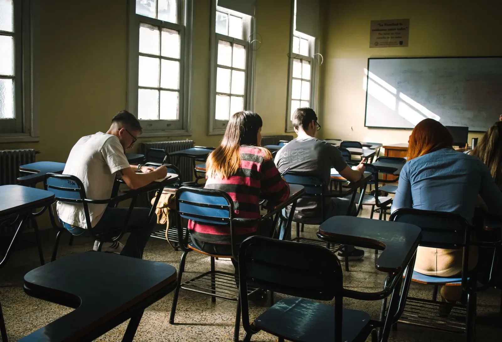 Estudante ida iha sala, ho komputador, sei prepara dokumentu ba exam NEET.