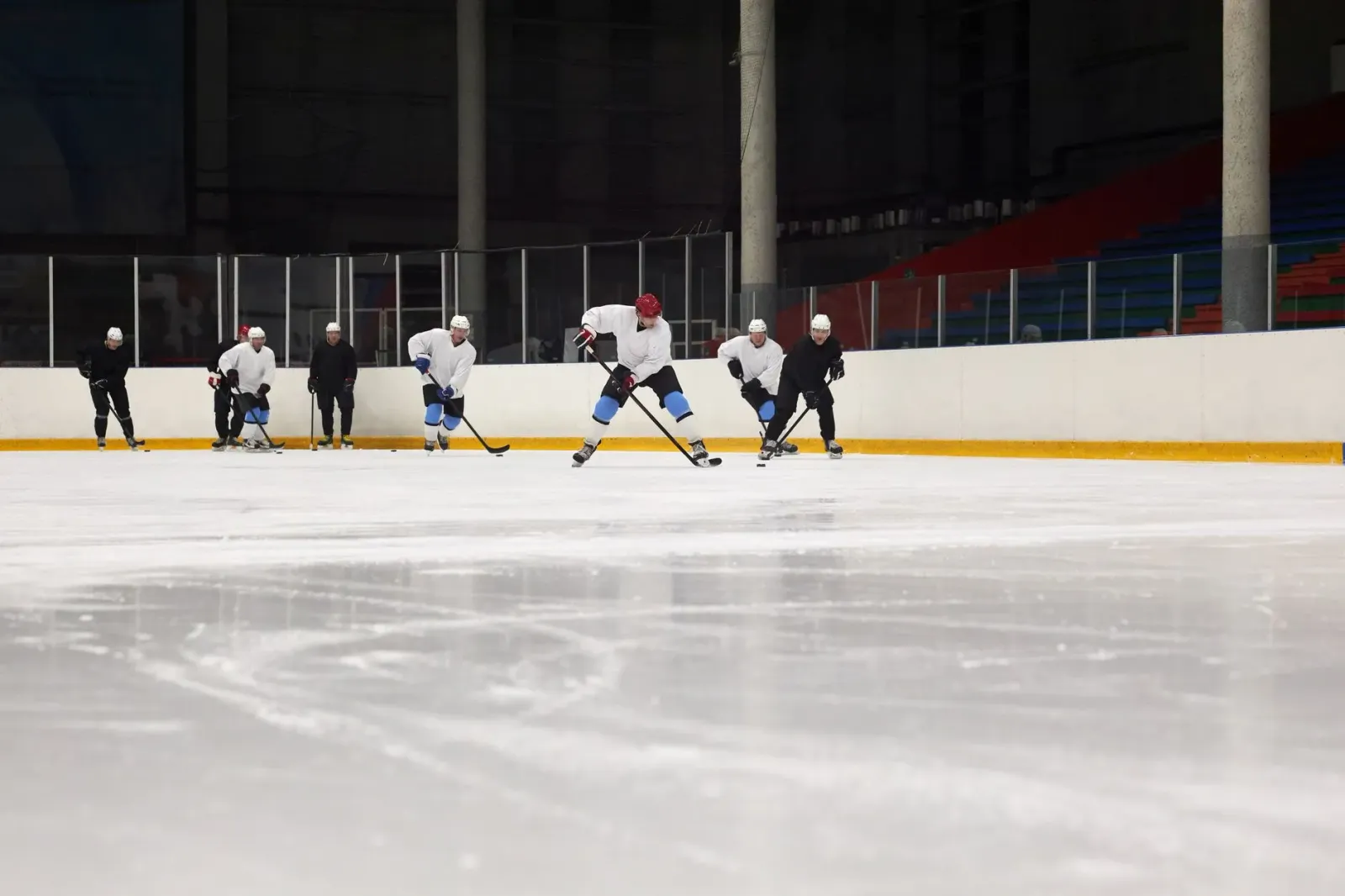 Jogadór Darnell Nurse husi Edmonton Oilers iha uma dezenvolve jogu, ho nia farda laranja no kapas, iha meiu partida ho arena 
