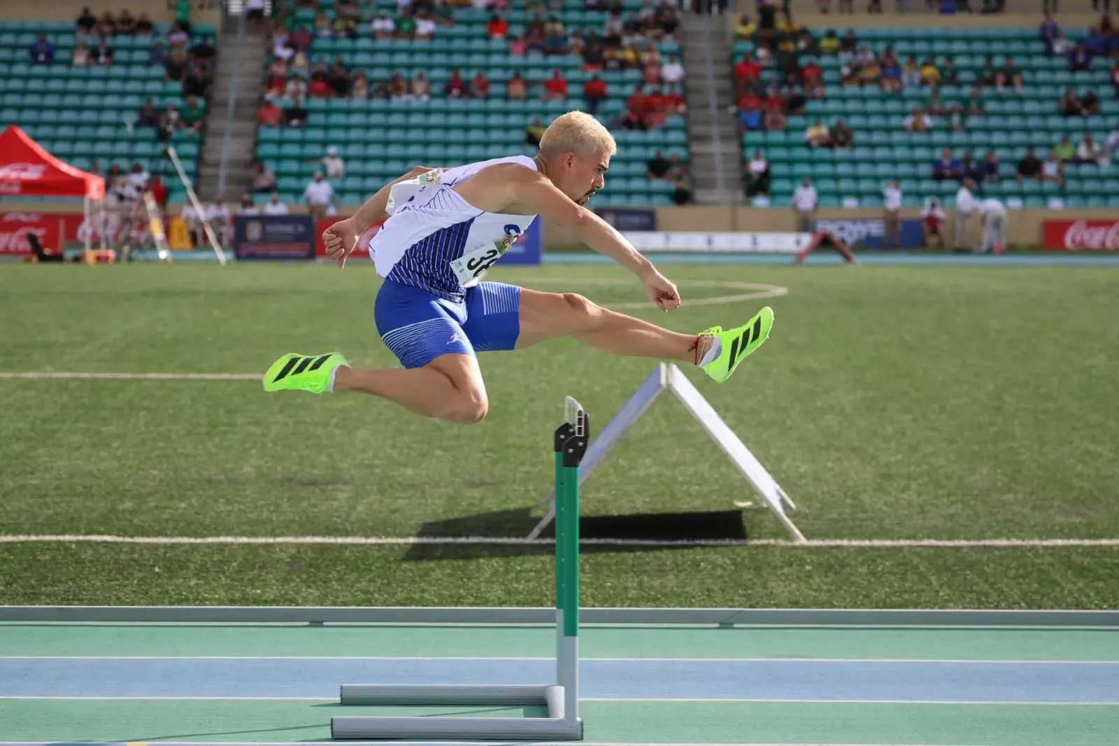 Atleta indianu Tejas Shirse halai tiha 110m hurdles iha estadiu, halo rekorde foun ba nasaun