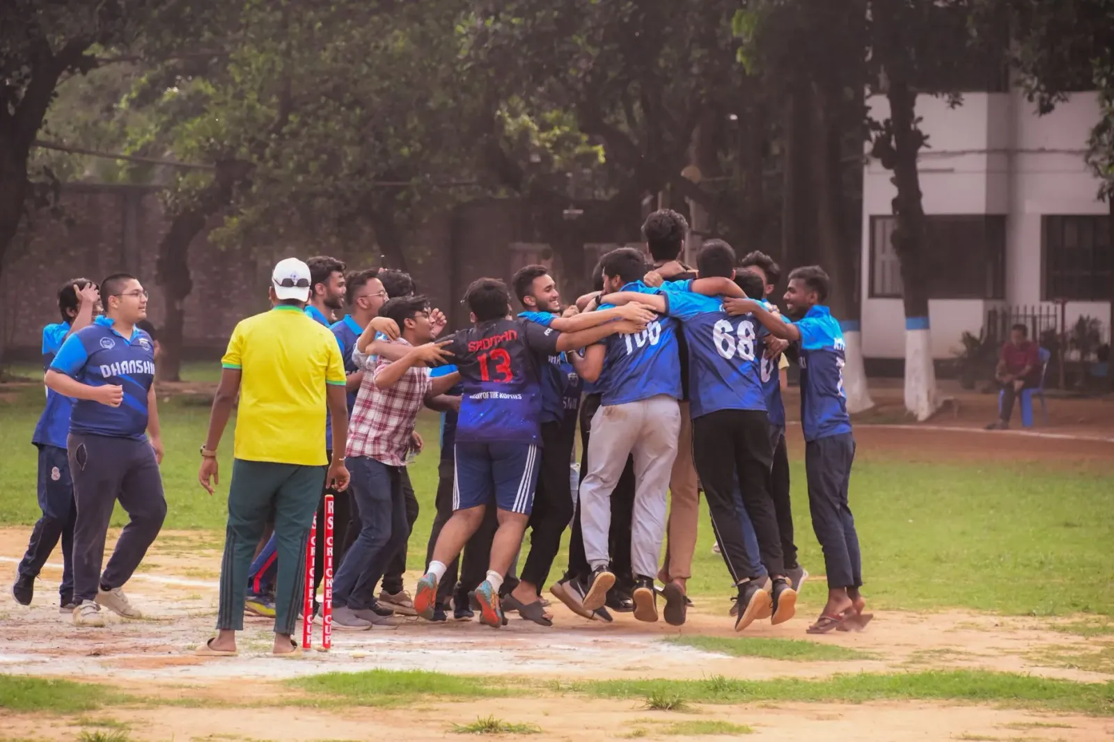 Ekipa Scotland nia feto cricket selebra vitoria historika iha Women's T20 World Cup, ho kaptán Kathryn Bryce iha oin, hatudu 