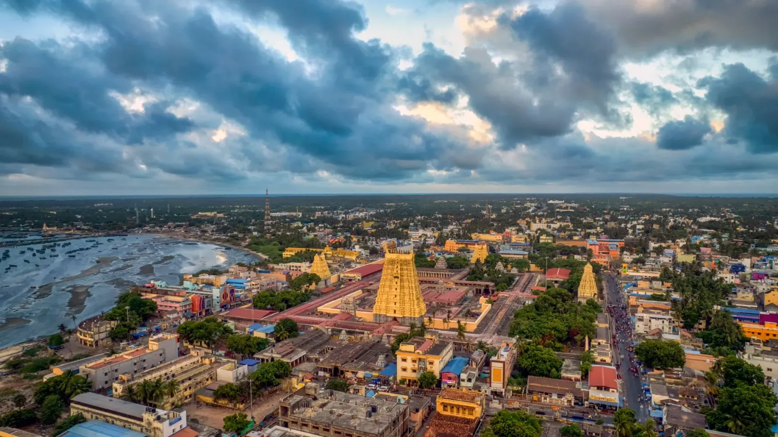 Ekipa médiku iha uniforme halo screening saúde ba viajante sira iha pontu kontrola fronteira entre Kerala no Tamil Nadu, ho p
