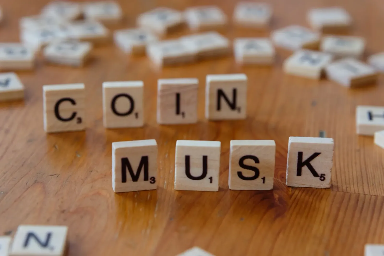 Imajen kona-ba impériu negósiu Elon Musk ho logotipu Tesla, SpaceX, Neuralink, no X, hatudu diversifikasaun teknolojia no ino