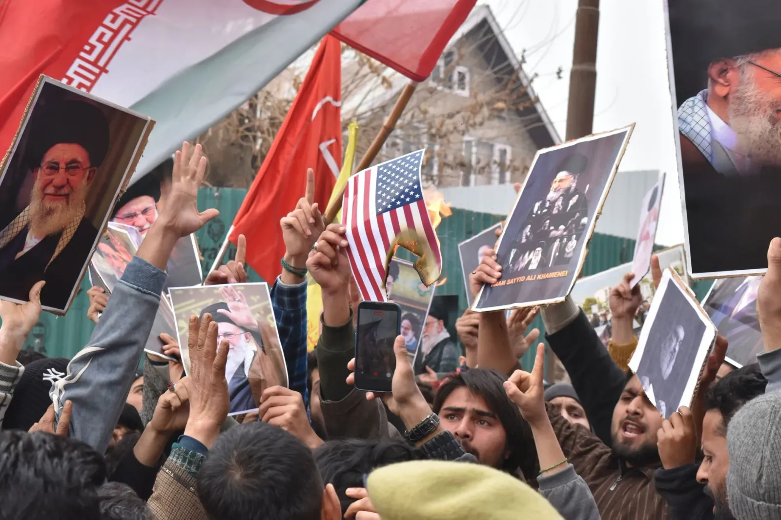 Imajen ida ne’e hatudu enkontru diplomátiku entre reprezentante Iran no Estados Unidos iha sala konferénsia, ho bandeira sira