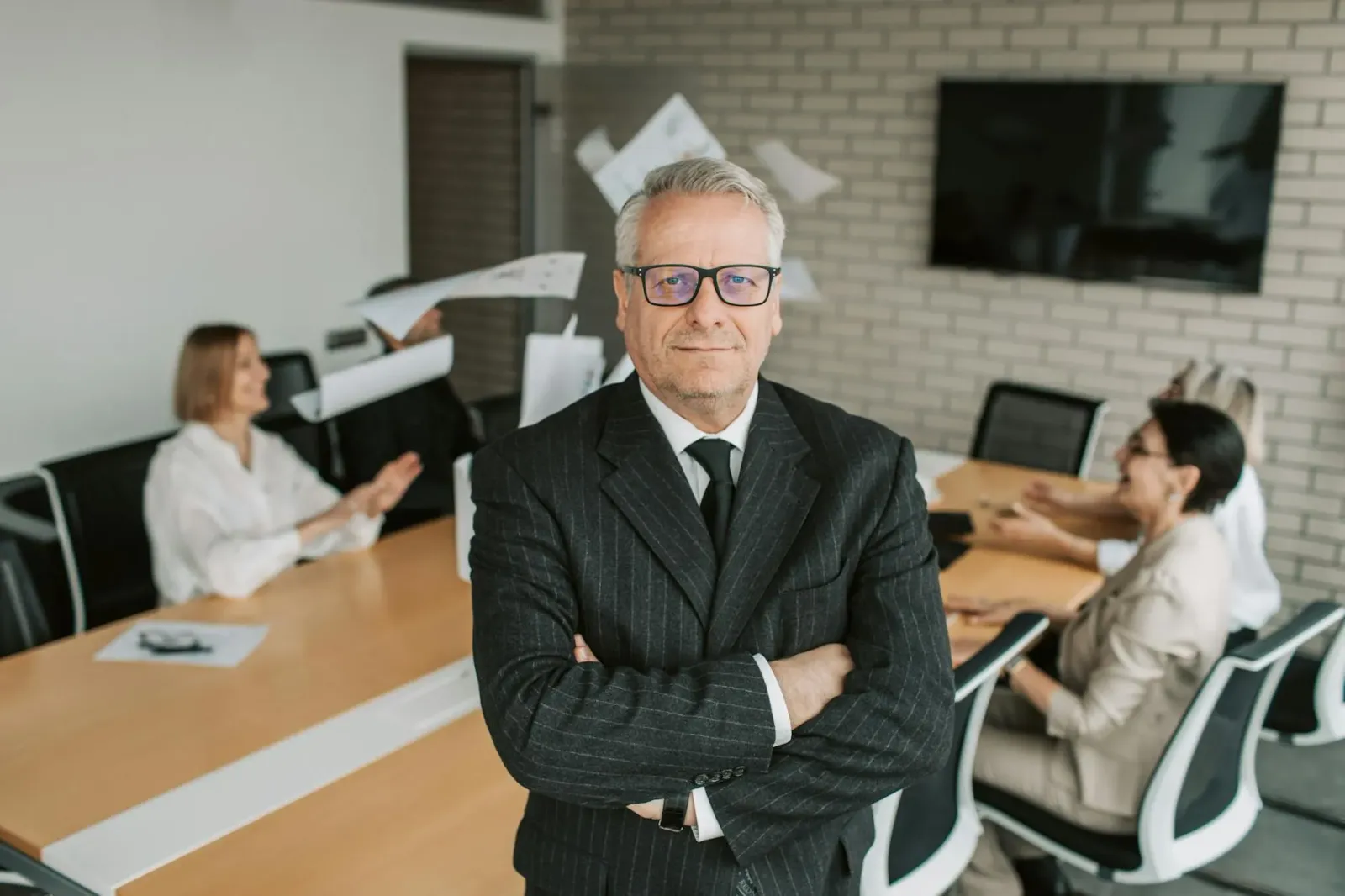 Imajen hatudu lideransa negósiu sira tuur iha meza diskute risku intelijénsia artifisiál no dezisaun estratéjiku