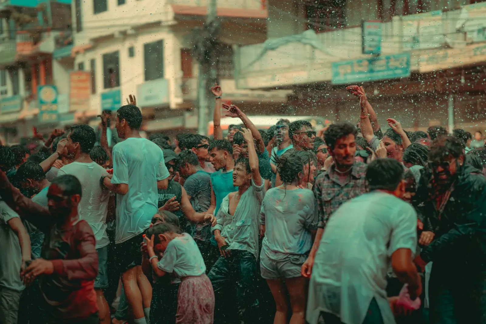 Multidão boot iha mall iha Pune durante eventu lansamentu música filme Cocktail 2, ho ema barak tenta atu besik ba ator Shahi