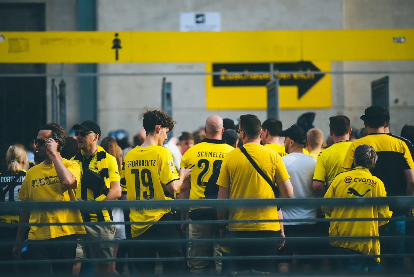 Grupu futebol labarik sira iha Seattle ho tiket Mundial iha liman, hatudu solidariedade ba referee Somali ne'ebé hetan barrei