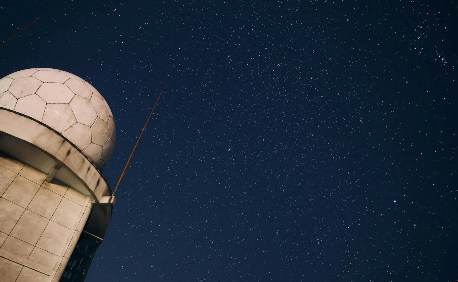 Imajin sainsia mostra teleskópiu no estrela iha espasu ne'ebé la'os, hanesan oinsá sainsia moderna haree mistériu