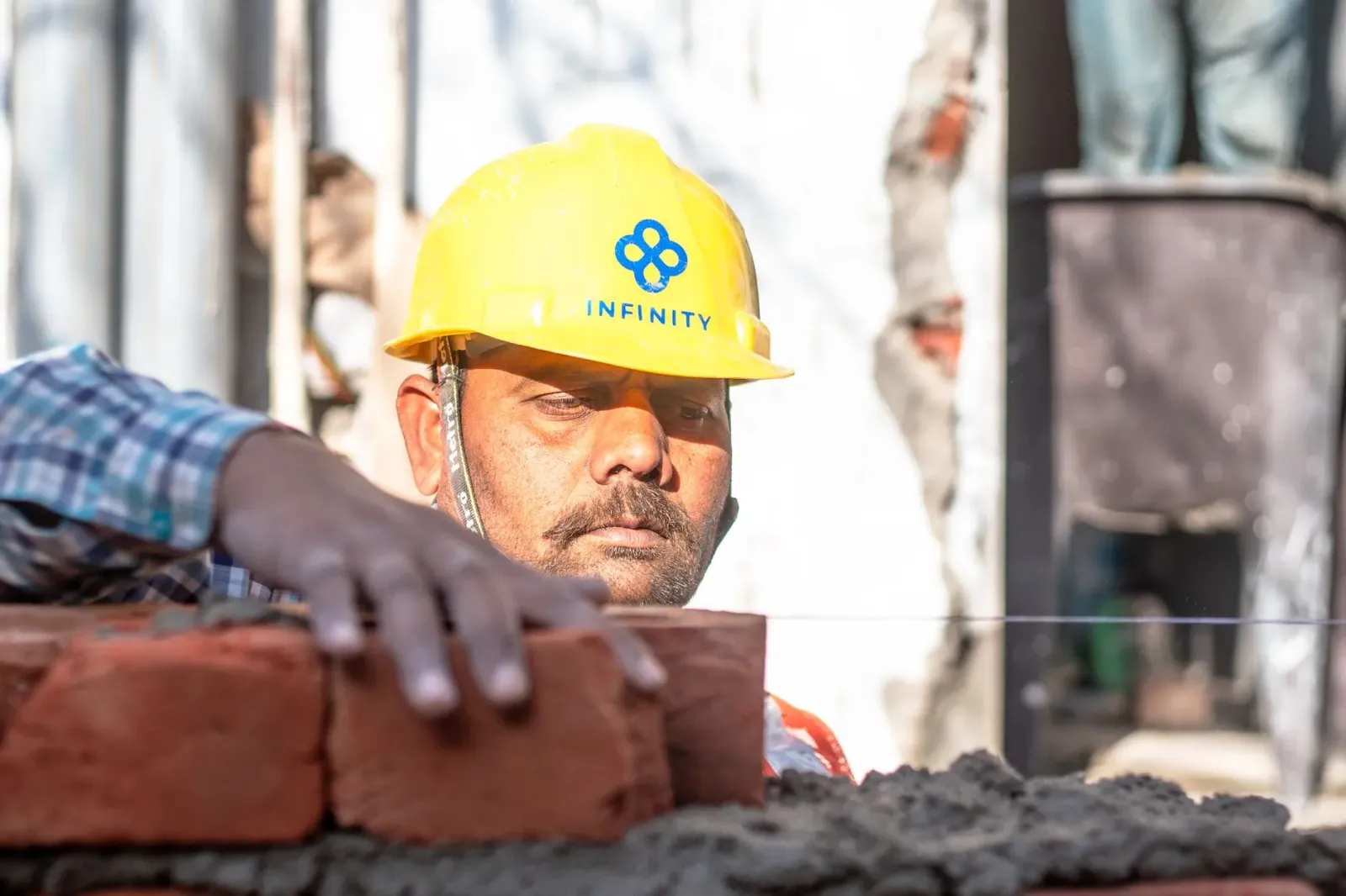 Ema joven estudante iha laboratoriu tekonolojia iha India no halo teste