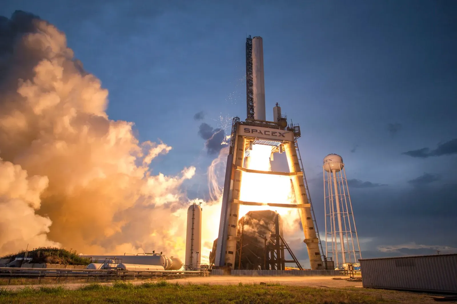 Imajen konseitu kona-ba kolónia Mars ho foguete SpaceX iha fundu, hatudu planu boot ne'ebé sientista sira duvida katak bele r