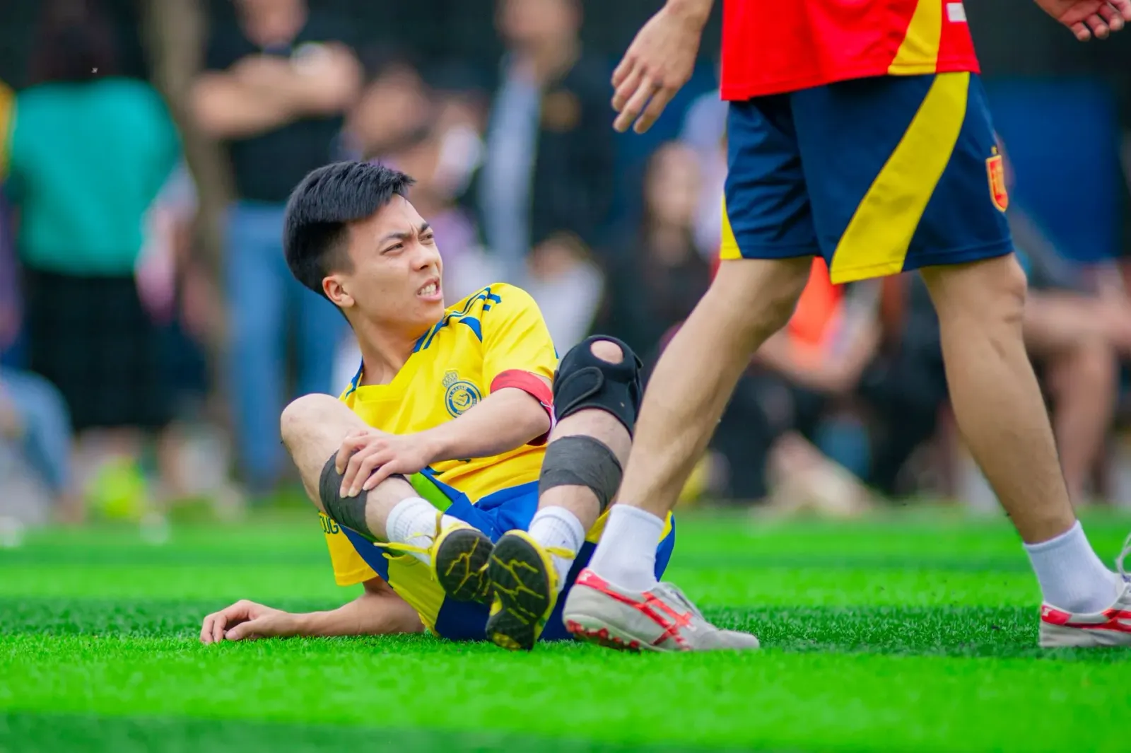 Imajen Neymar tuur iha bench ho oin triste tanba nia injury la bele joga iha Mundial, iha kampu futebol nia laran