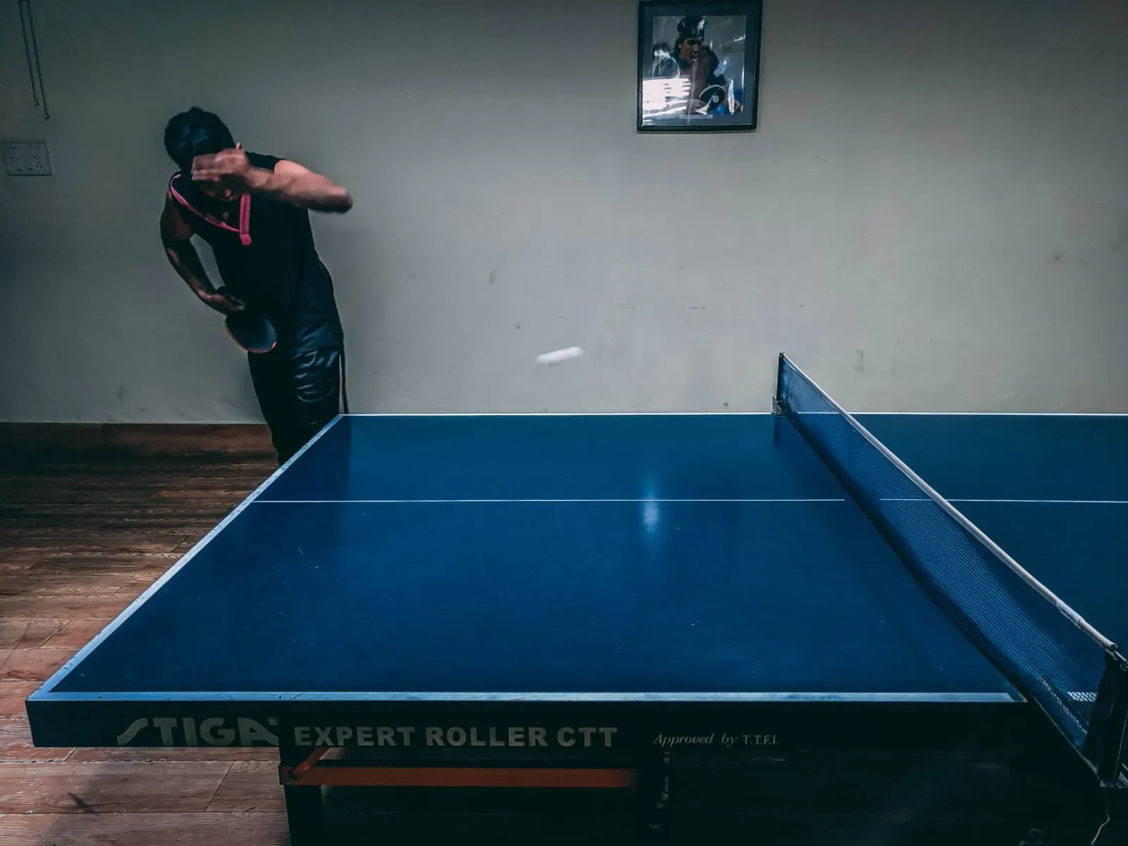 Jogadór tenis mesa ataka bola ho raquete iha kompetisaun ranking J&K UT